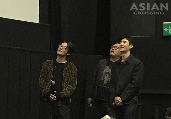 スクリーンを見上げる3人